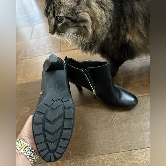 TAHARI lug soled ankle bootie - Picture 2 of 2